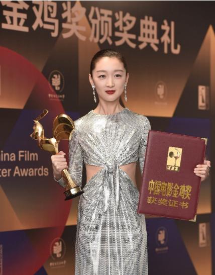 周冬雨长得一般却能演电影,张艺谋为什么说周冬雨适合演电影