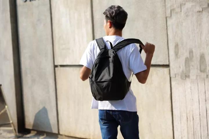 旅行背什么包好看又方便,背着好看的旅行包