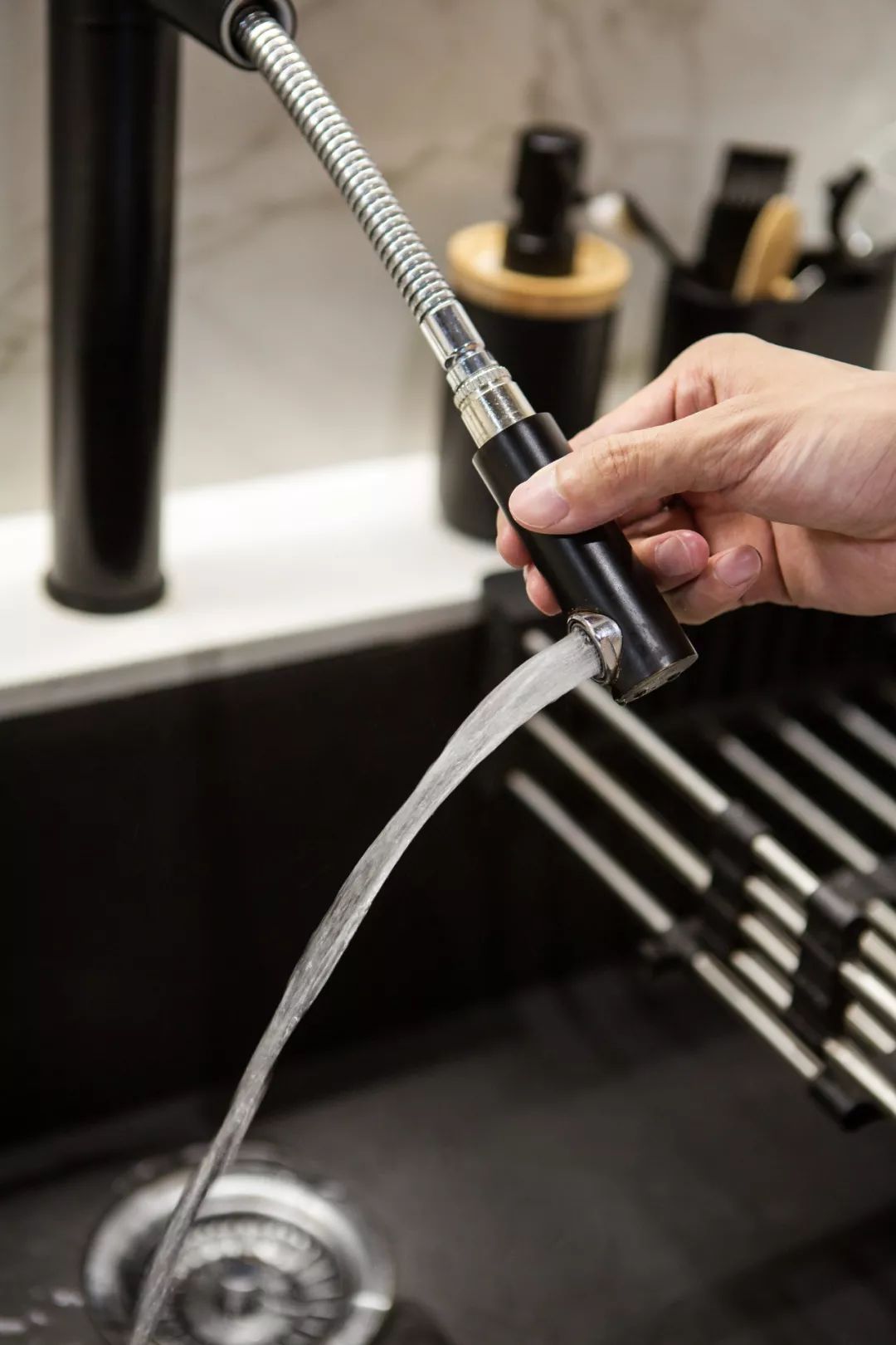 厨房台面总溅水怎么办？学会这招，轻松解决你的烦恼！