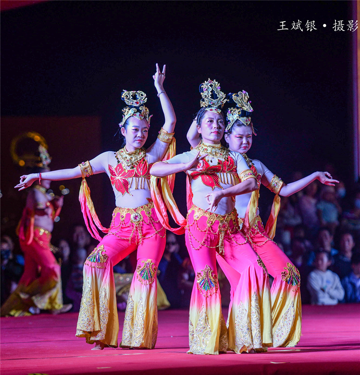 在敦煌跳敦煌舞,跳敦煌的舞蹈服