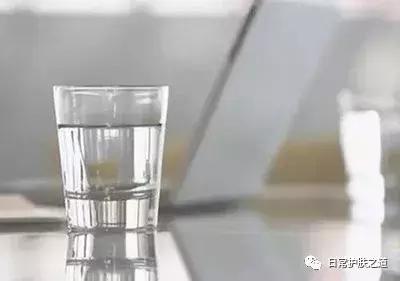 嘴唇干裂爆皮治哪个脏腑虚,5岁女宝嘴唇干裂爆皮怎么办