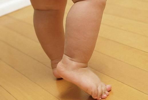 不爱穿鞋的孩子怎么办,不爱穿鞋子的10岁小孩