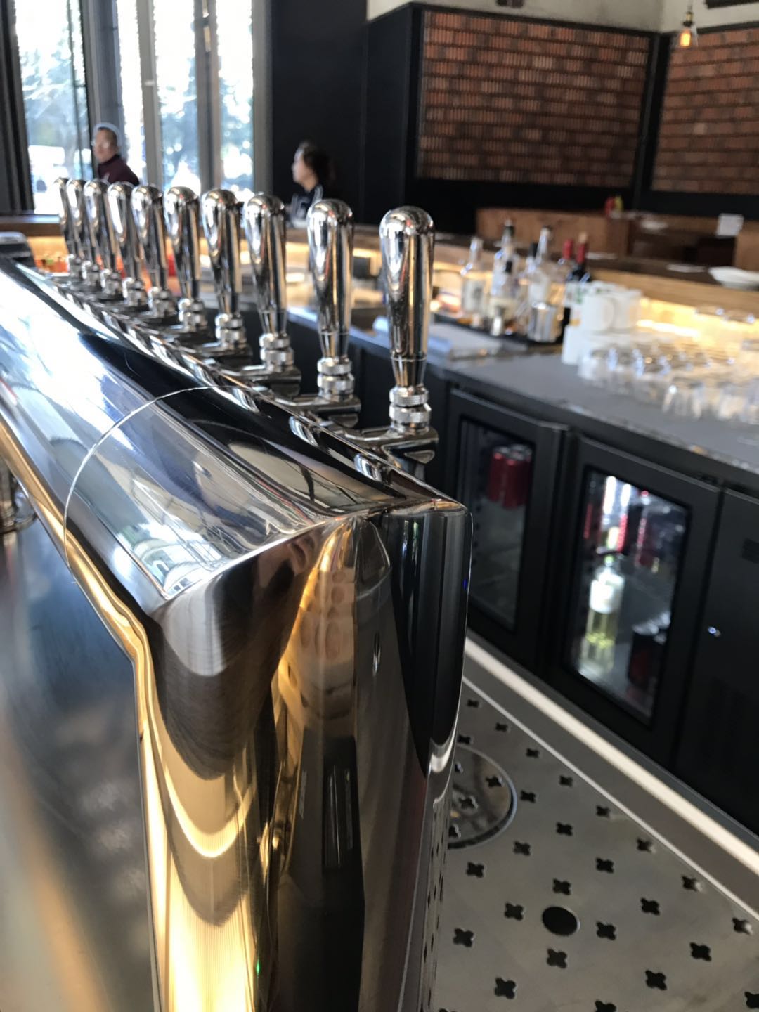 哥现在改喝精酿啤酒了