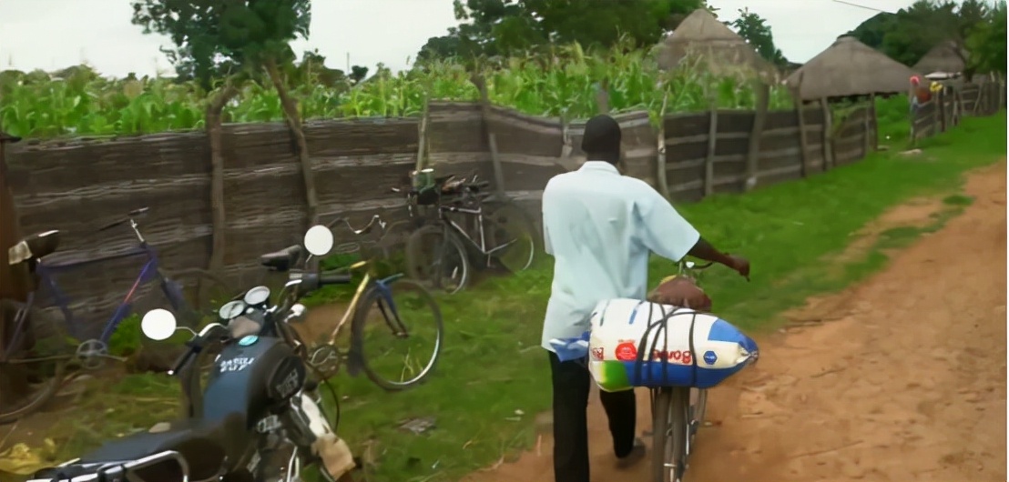 在非洲做生意有多难？60公里路开了两天，结果赚了2.5元