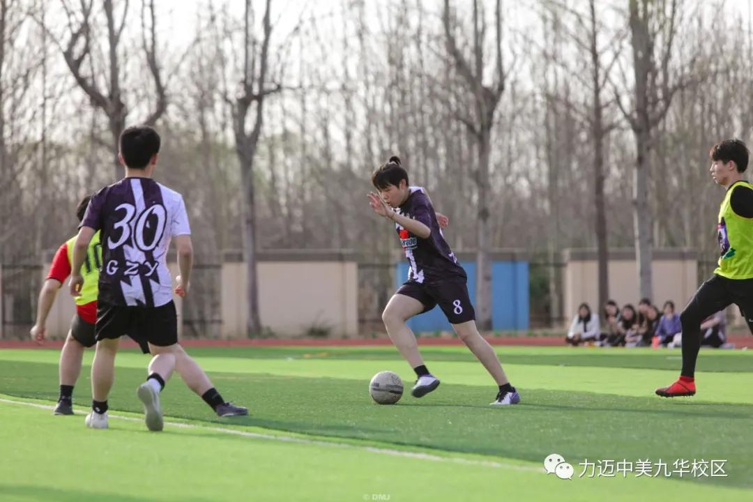 绿茵梦想骄阳下的热血足球赛上演,青春飞扬激情篮球赛