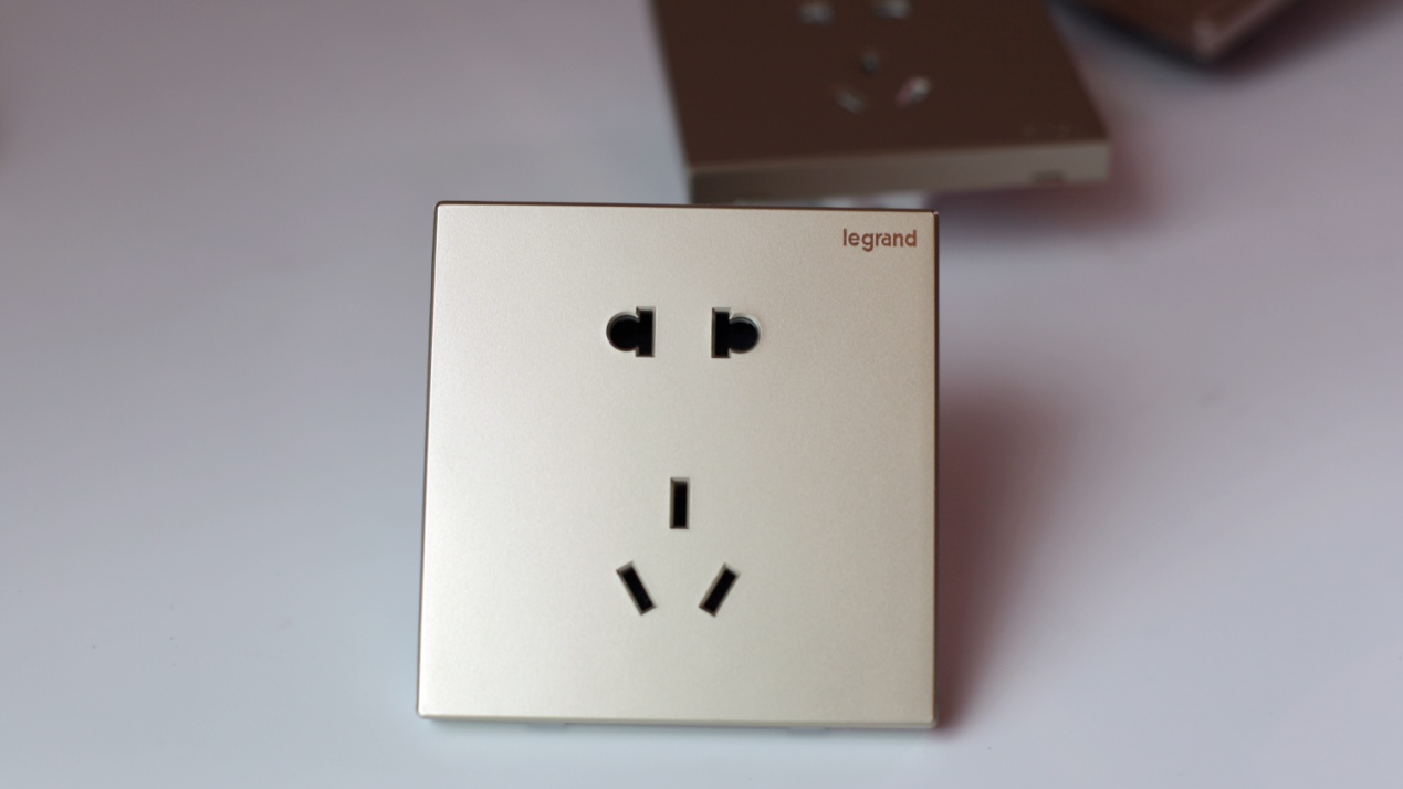 罗格朗开关怎么从墙上拆下来,罗格朗简约插座拆解