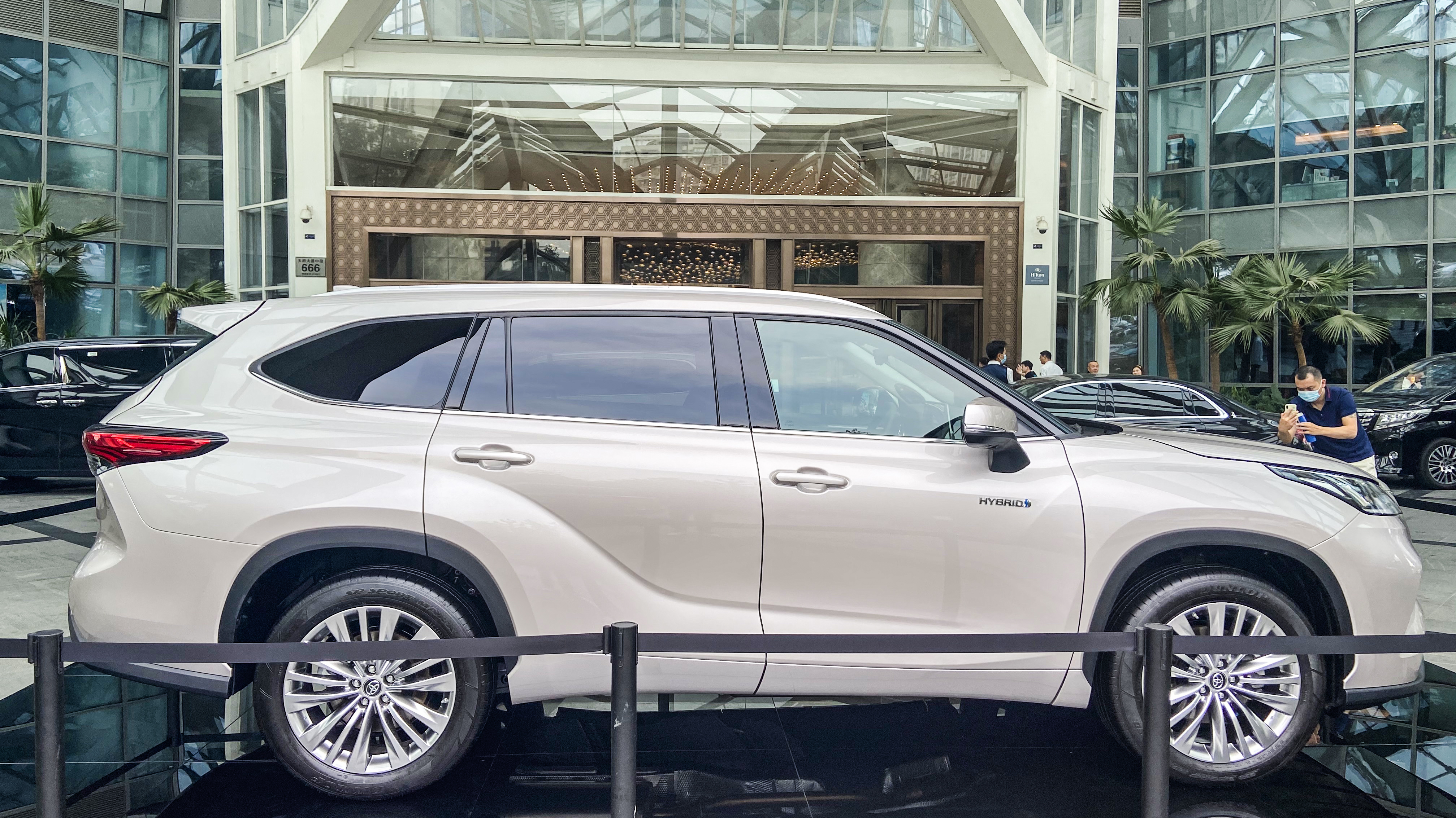 皇冠陆放银色到店实拍,皇冠陆放七座混动版2021长宽高