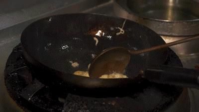 所有的不粘锅和大部分的铁锅,真正的无涂层不粘锅还是古老铁锅