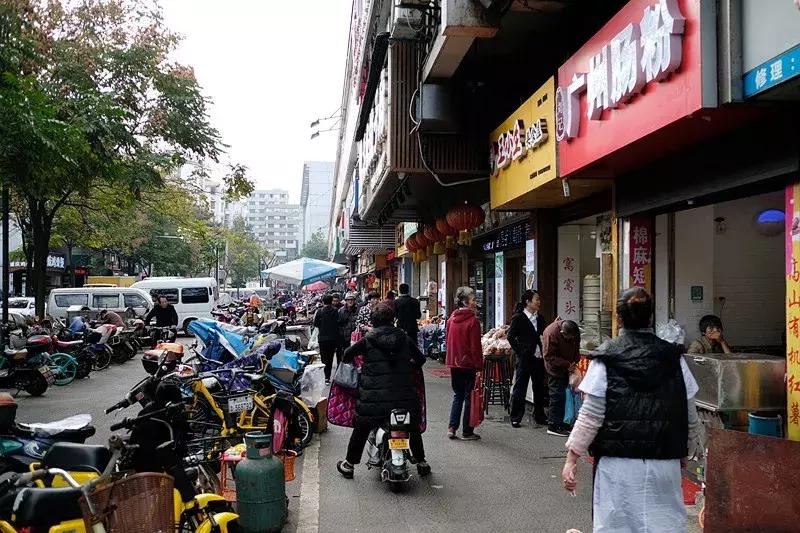 两百年呼童街，一百米烟火路，尝尝这里的美食吧