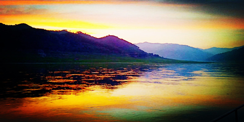 浪头村秘境，抵达时，恰日之夕、羊牛闲散，炊烟淡淡