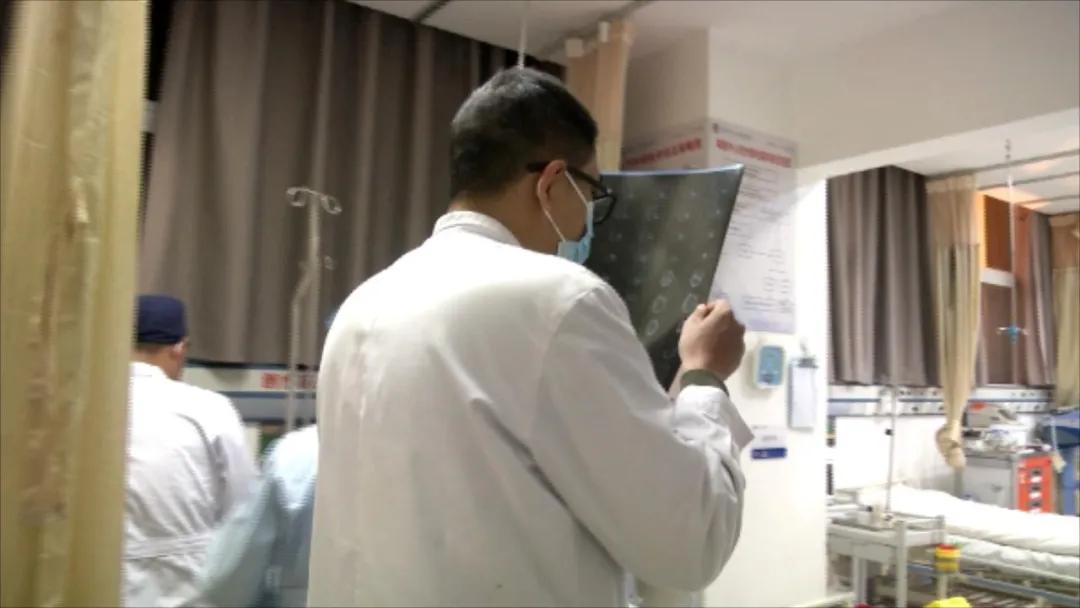 男子被角磨机割伤后活了下来,男子操作绞肉机不慎被咬手