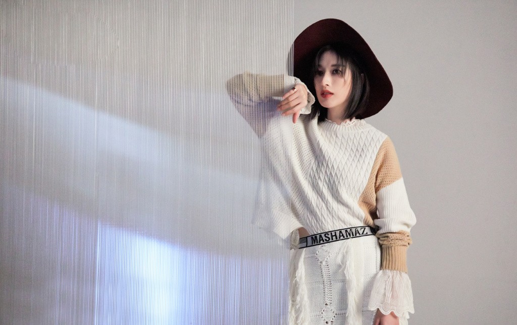 她曾沉寂4年因《男人帮》再走红,穿针织衫配轻纱裙,仙气十足