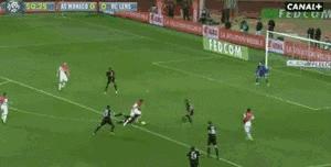 什么样的中场更适合现代足球,中场转身摆脱