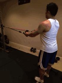 在家没器械?一根弹力绳练成蝴蝶肌