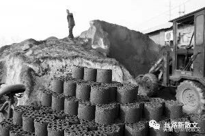 男人拉车送煤回来，背着手唱一句秦腔，女人回应一句秦腔