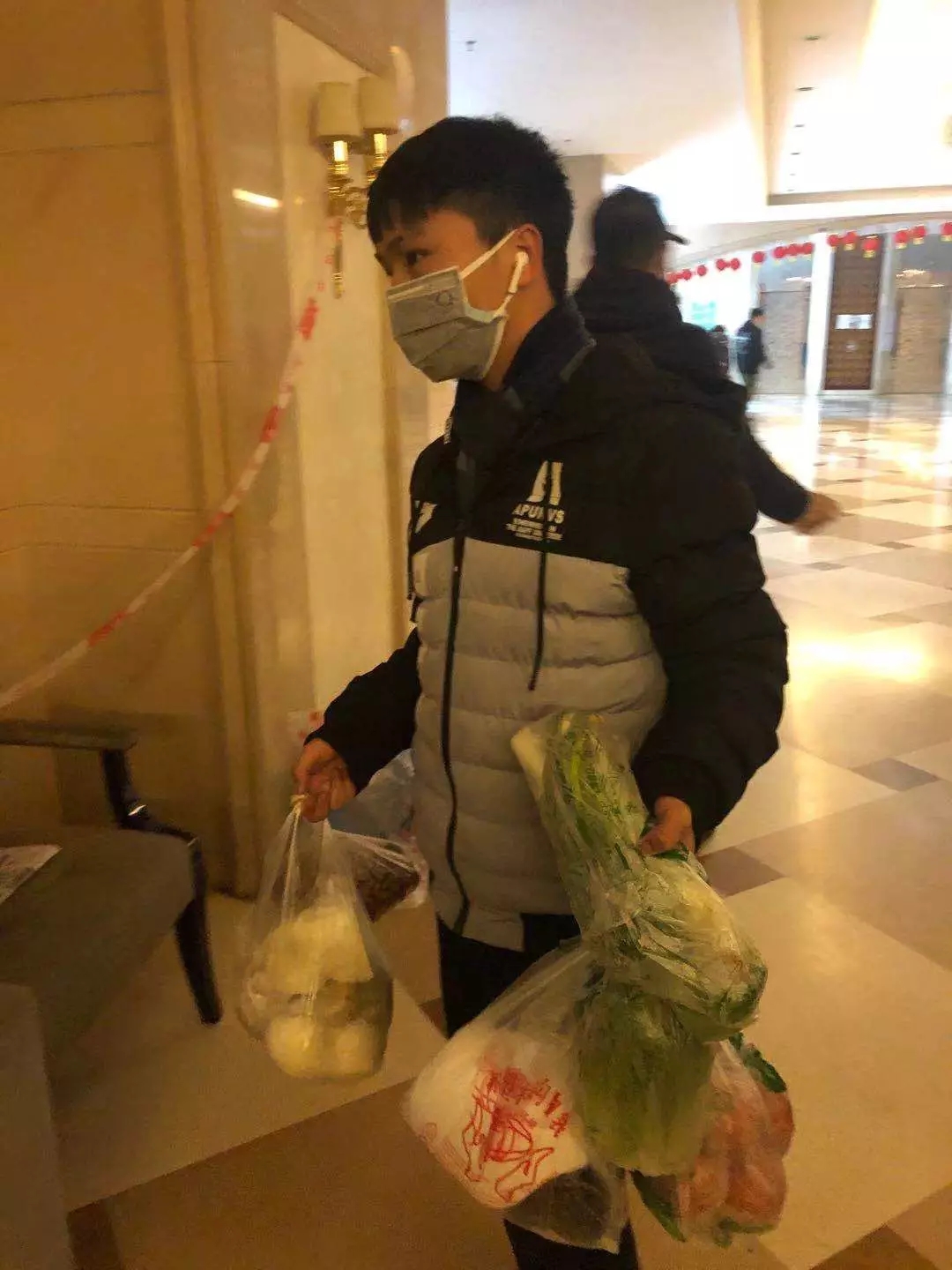 居民微信群里“喊”一声，代购物资送上门