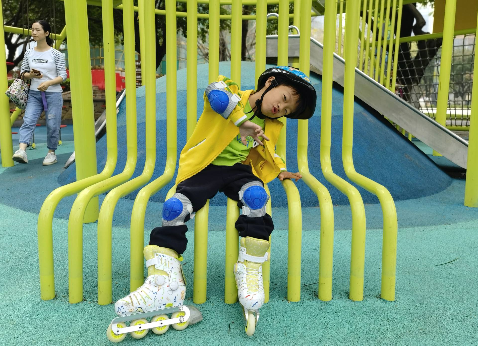 儿童轮滑鞋教学滑行,儿童滑轮滑鞋去哪儿滑