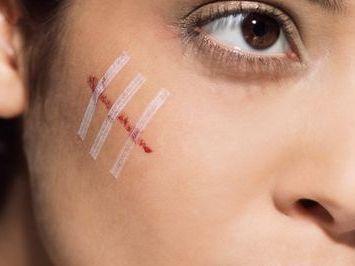 漂亮女孩跌倒,漂亮女孩从椅子上摔倒了