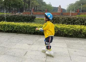 儿童轮滑鞋教学滑行,儿童滑轮滑鞋去哪儿滑