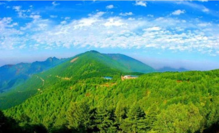 那里夏季平均气温只有21.3℃，被称为“深呼吸小城”“天然氧吧”