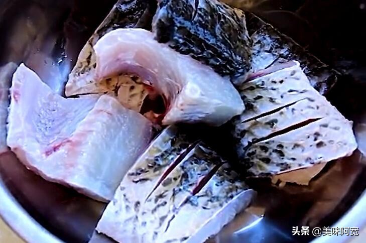 炖鱼的鱼汤好喝,炖鱼如何炖出奶汤