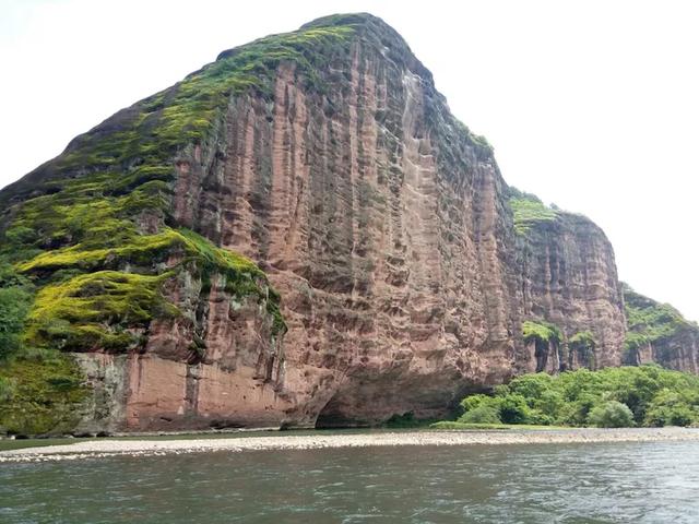 一个让人流连忘返的地方,山清水秀,只需要坐在河边发呆就行。