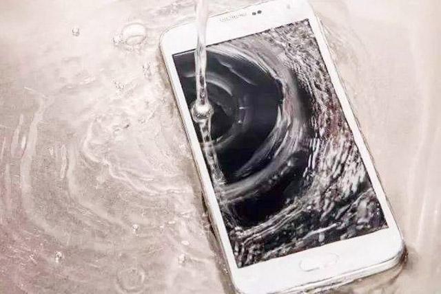 手机进水了去修理店怎么说,手机进水去哪里维修靠谱