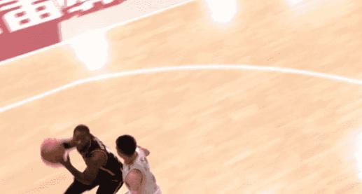 郭艾伦头部遭李慕豪肘击后，裁判录像回放后判郭艾伦犯规引争议