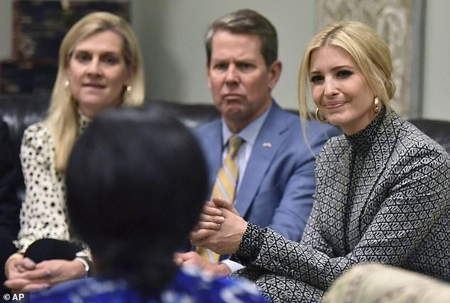 伊万卡穿西装的视频,伊万卡穿黑色西装