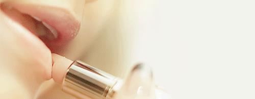 天冷了，嘴唇裂口一舔就疼，光擦润唇膏不行，这3招帮了大忙！