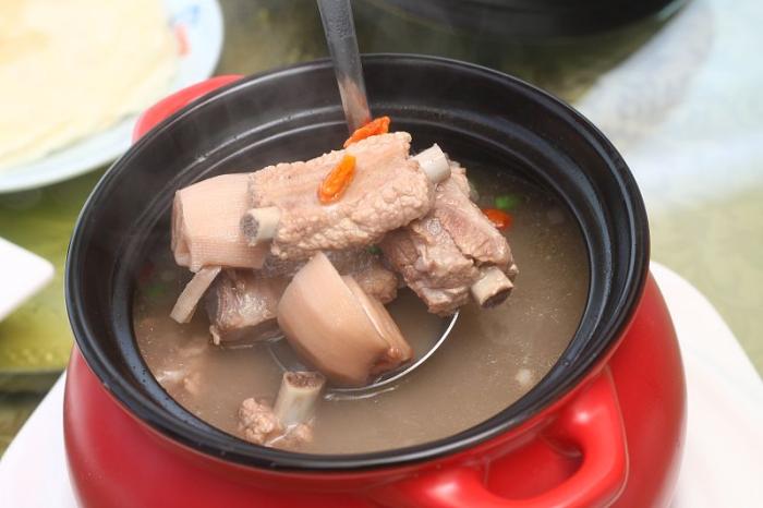 莲藕排骨汤先炖啥,莲藕排骨汤先放盐还是后放盐