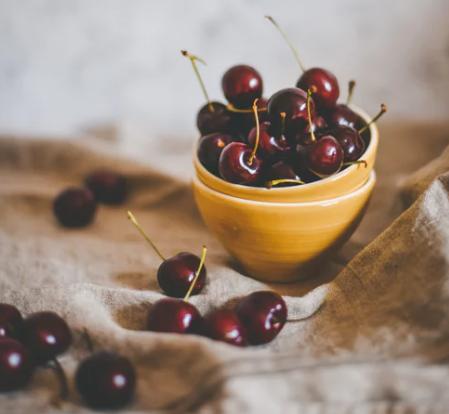 女子咬破樱桃核被毒晕？食物中毒，意外险赔不赔？