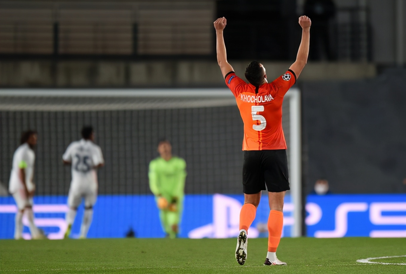 什么样的中场更适合现代足球,中场转身摆脱