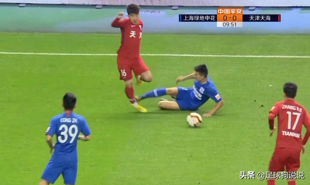 中超再现1“废人式铲球”：世界级裁判看了VAR后直接出示红牌