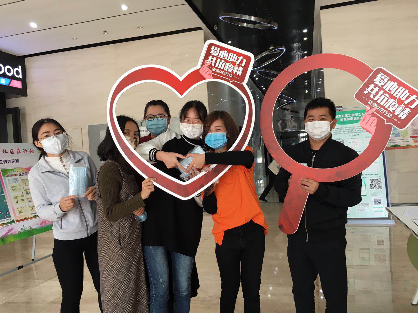 超硬核！这场街头最特别的爱心接力，依思Q在行动