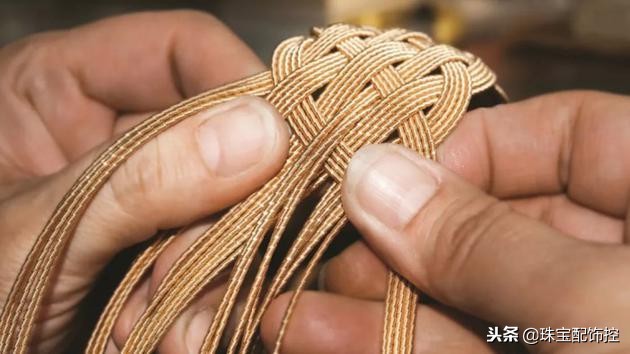 阿娇无名指大钻戒,阿娇的钻石是什么牌子