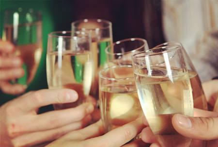 过量饮酒后吃什么快速解酒,饮酒过量的应急处理方案