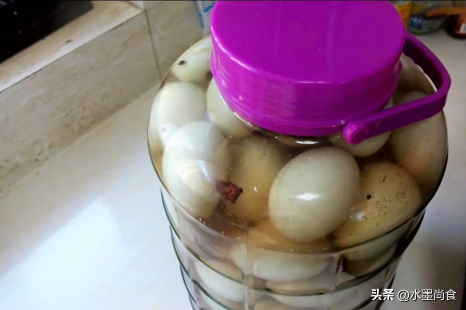 端午咸鸭蛋腌制方法,腌咸鸭蛋老方子方法简单一看就会