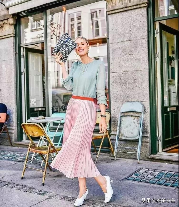 百褶裙的夏天穿搭方法,秋季百褶裙的穿搭方法长款