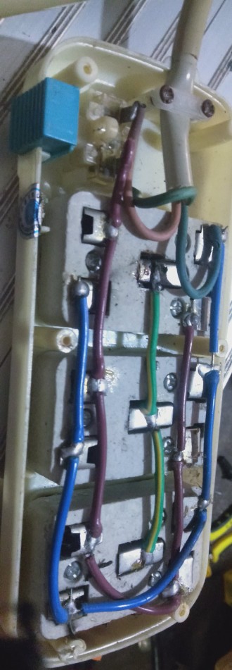 带开关灯头插座里面构造,四方形插座按钮内部构造