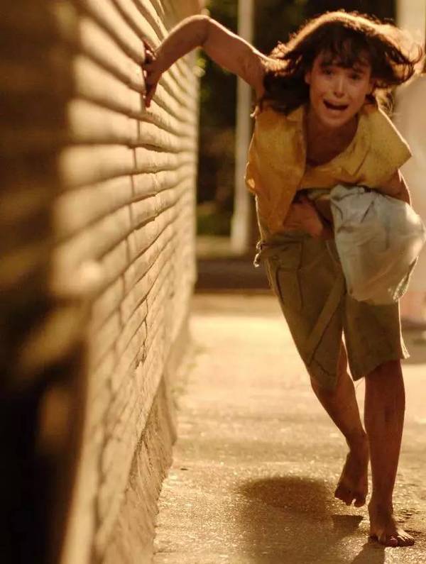 《美国田园下的罪恶》：16岁少女为何惨遭邻居集体虐待直至毁灭？