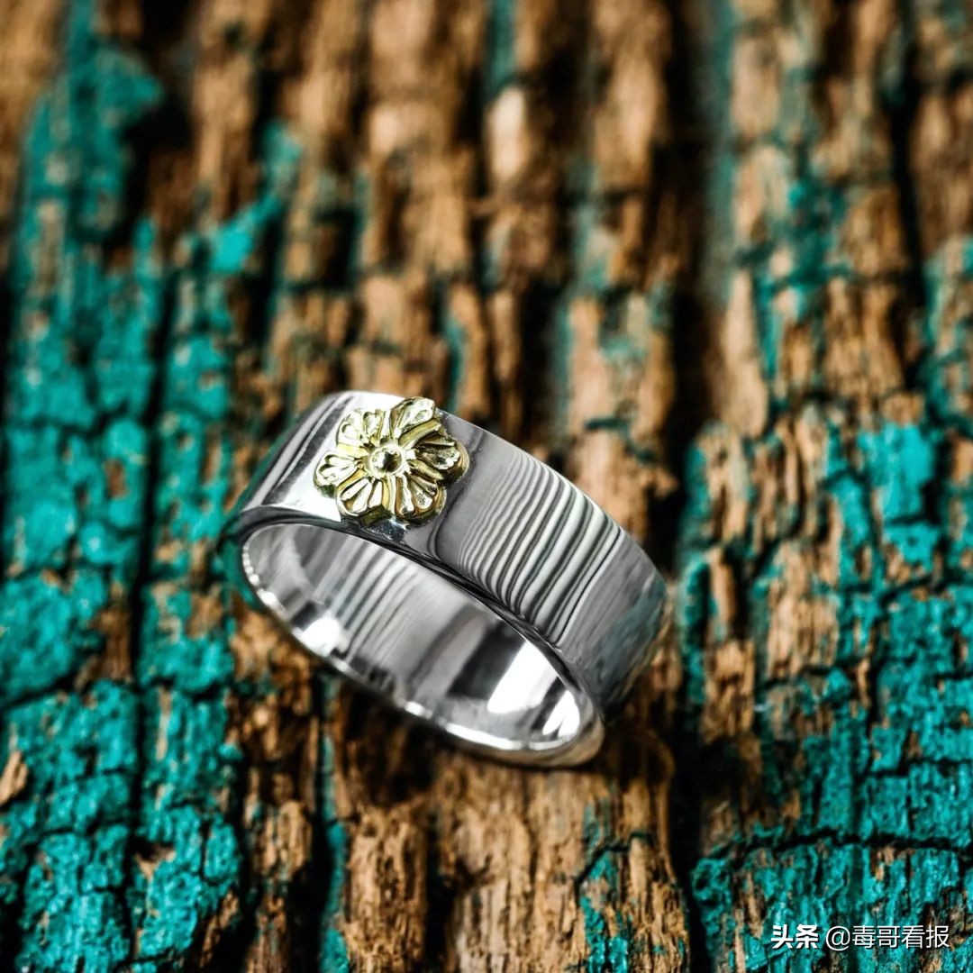 简约的首饰往往是穿搭的必杀技,首饰穿搭