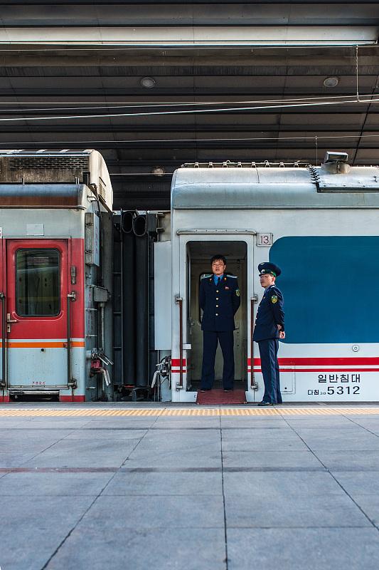 一趟国际列车,靠在北京站,朝鲜乘务员带货忙