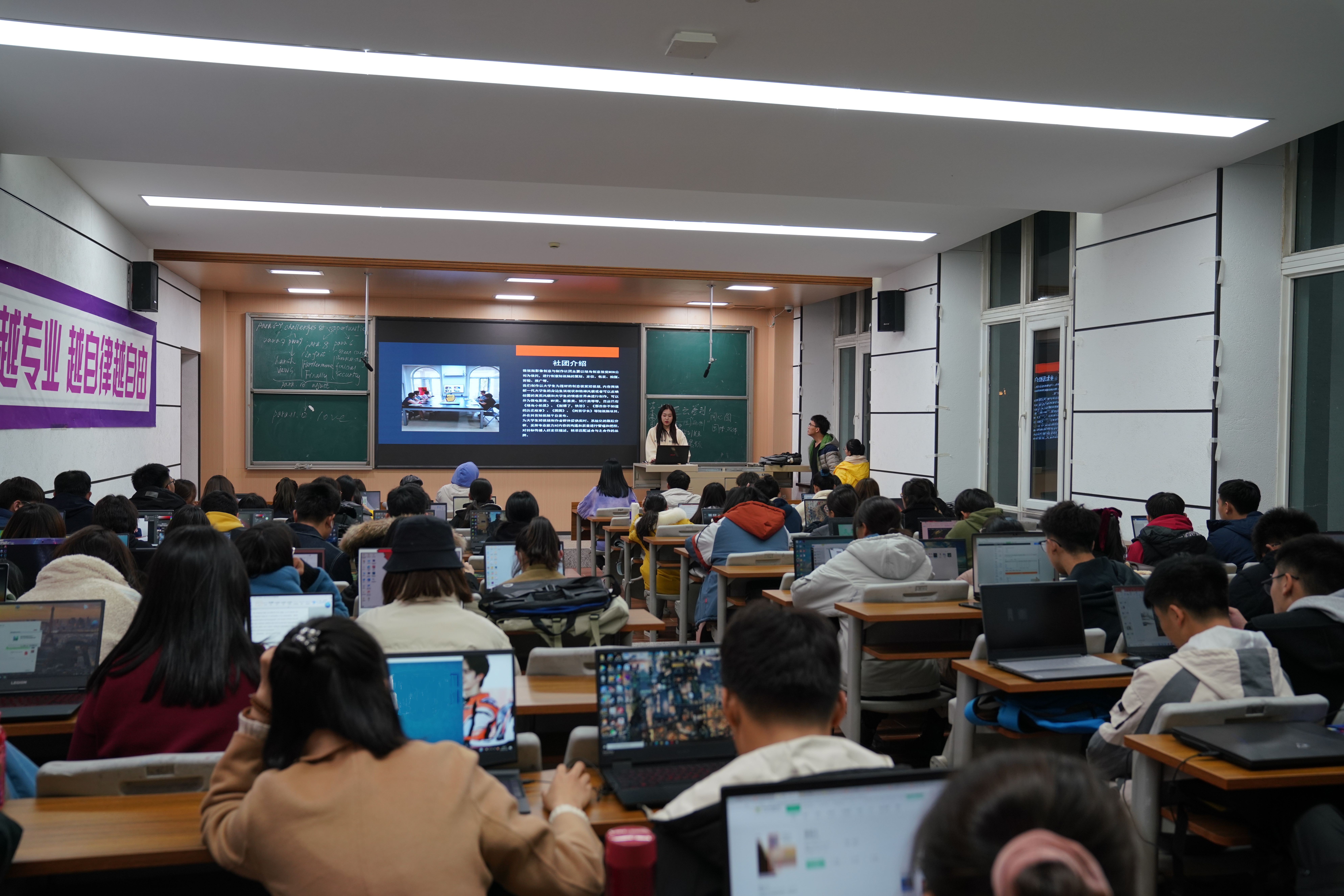 新闻与传播学院的网络与新媒体,新闻与传播学院迎双新