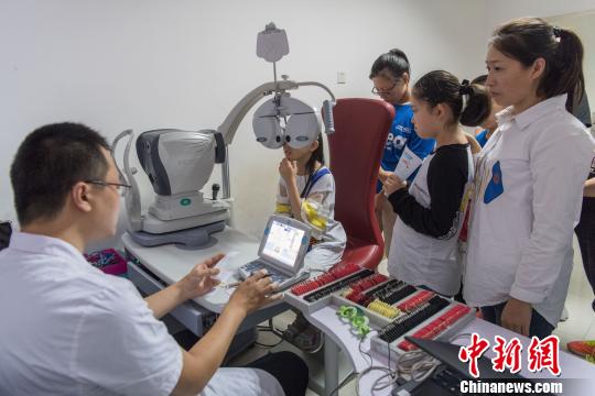 孩子近视是去医院好还是眼镜店好,现在治儿童近视的骗局