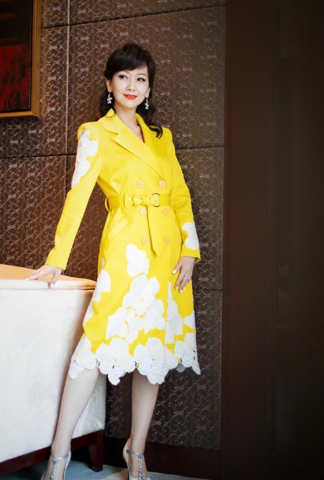 赵雅芝好会玩，穿呢大衣还要粘个大蝴蝶结，不显丑反而挺有时髦感