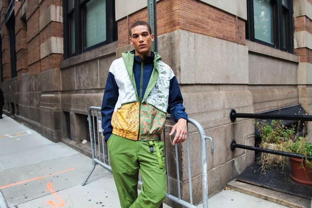 安踏潮湃,安踏火爆携款