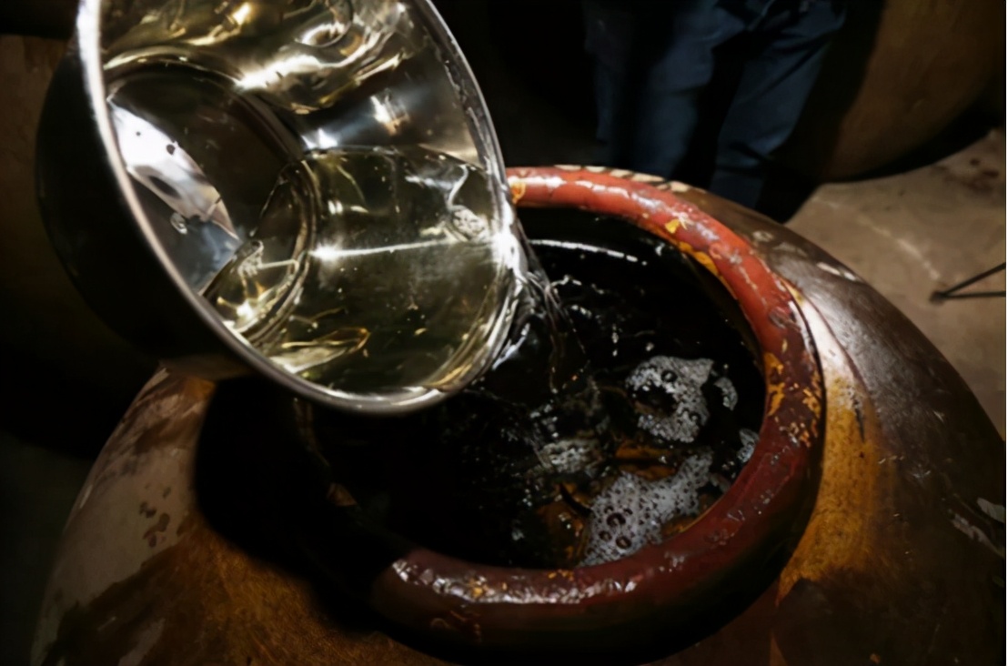 一口茅台一辆奔驰,一口下去喝掉一辆奔驰