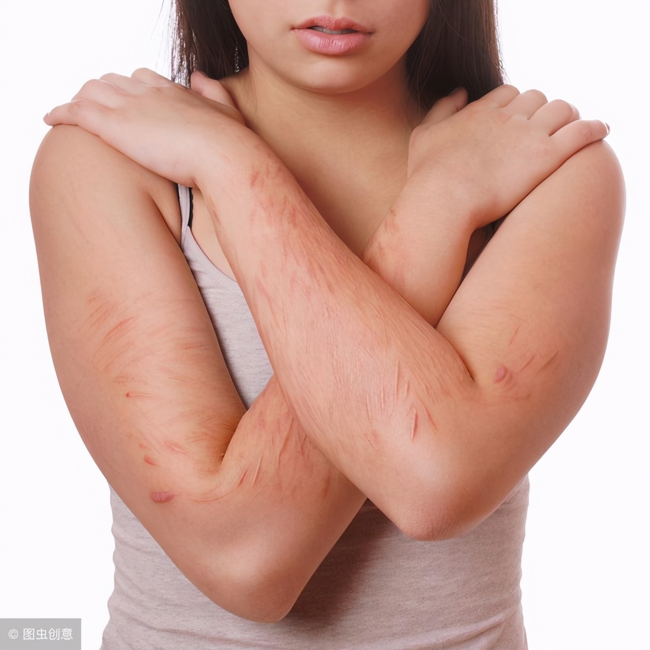 6岁女童被亲妈虐待怎么回事,6岁女童被亲妈虐待怎么发现