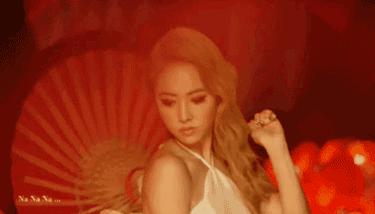 蔡依林的18年老粉儿,蔡依林一身红蓝